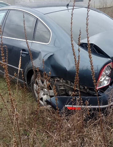 Синий Фольксваген Пассат, объемом двигателя 1.78 л и пробегом 313 тыс. км за 2000 $, фото 1 на Automoto.ua