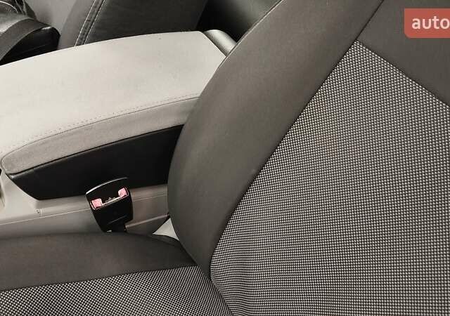 Синій Фольксваген Пассат, об'ємом двигуна 1.6 л та пробігом 265 тис. км за 5700 $, фото 22 на Automoto.ua