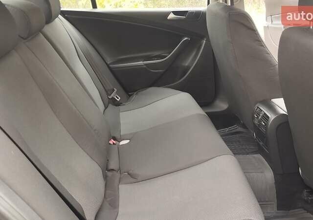 Синій Фольксваген Пассат, об'ємом двигуна 1.6 л та пробігом 265 тис. км за 5700 $, фото 23 на Automoto.ua