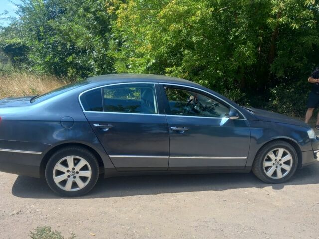 Синий Фольксваген Пассат, объемом двигателя 2 л и пробегом 297 тыс. км за 5800 $, фото 4 на Automoto.ua