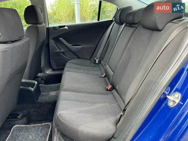 Синій Фольксваген Пассат, об'ємом двигуна 1.6 л та пробігом 252 тис. км за 5600 $, фото 12 на Automoto.ua