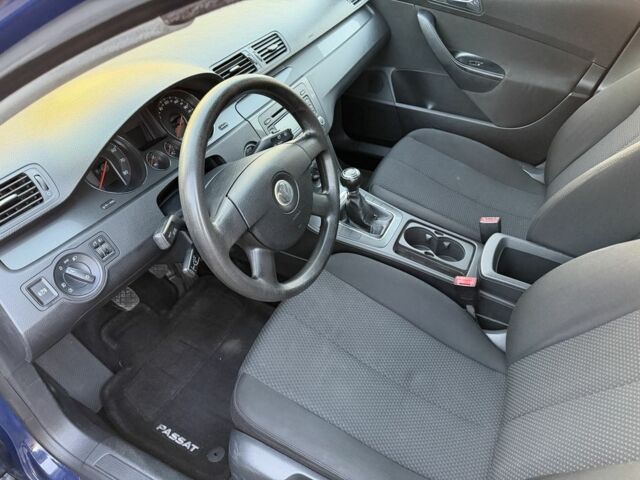 Синий Фольксваген Пассат, объемом двигателя 1.6 л и пробегом 160 тыс. км за 4400 $, фото 4 на Automoto.ua