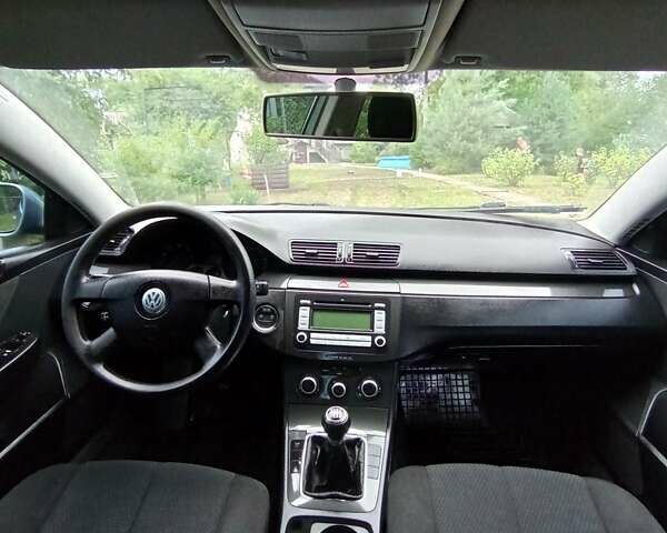 Синий Фольксваген Пассат, объемом двигателя 1.6 л и пробегом 250 тыс. км за 5700 $, фото 4 на Automoto.ua