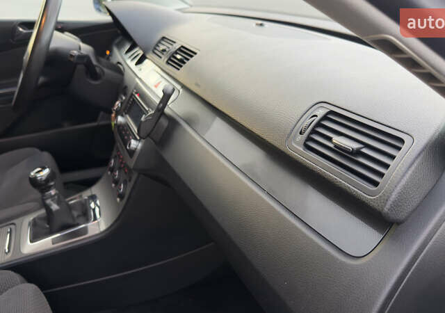 Синий Фольксваген Пассат, объемом двигателя 1.6 л и пробегом 283 тыс. км за 6900 $, фото 41 на Automoto.ua