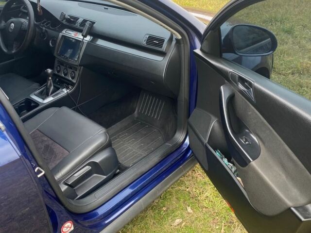 Синий Фольксваген Пассат, объемом двигателя 2 л и пробегом 300 тыс. км за 4000 $, фото 4 на Automoto.ua