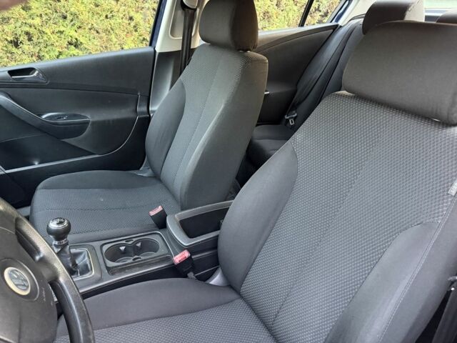 Синий Фольксваген Пассат, объемом двигателя 1.6 л и пробегом 160 тыс. км за 4400 $, фото 5 на Automoto.ua