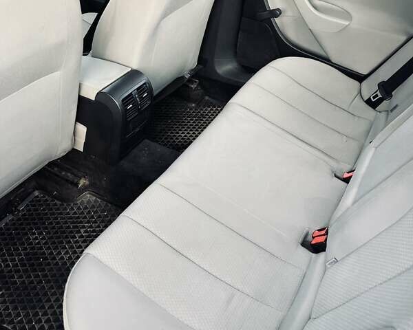 Синий Фольксваген Пассат, объемом двигателя 2 л и пробегом 330 тыс. км за 5800 $, фото 3 на Automoto.ua