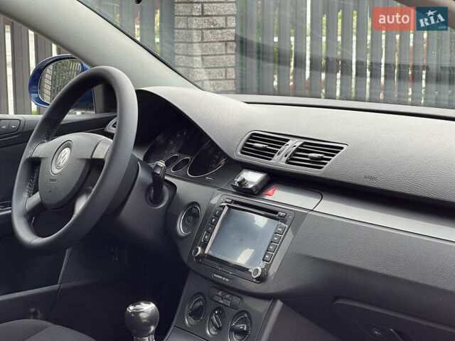 Синій Фольксваген Пассат, об'ємом двигуна 1.6 л та пробігом 252 тис. км за 5600 $, фото 16 на Automoto.ua