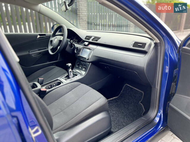 Синій Фольксваген Пассат, об'ємом двигуна 1.6 л та пробігом 252 тис. км за 5600 $, фото 15 на Automoto.ua