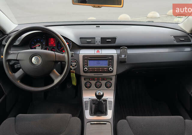 Синий Фольксваген Пассат, объемом двигателя 1.6 л и пробегом 283 тыс. км за 6900 $, фото 45 на Automoto.ua