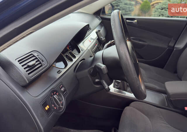 Синий Фольксваген Пассат, объемом двигателя 1.6 л и пробегом 283 тыс. км за 6900 $, фото 23 на Automoto.ua