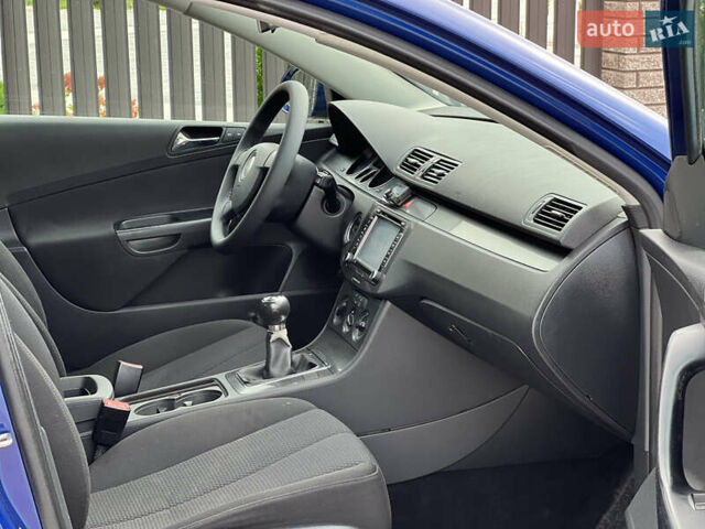 Синій Фольксваген Пассат, об'ємом двигуна 1.6 л та пробігом 252 тис. км за 5600 $, фото 17 на Automoto.ua