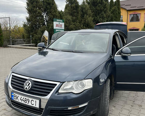 Фольксваген Пассат 2007 в Дубно на Automoto.ua Синий Фольксваген Пассат, объемом двигателя 2 л и пробегом 247 тыс. км за 5800 $, фото 2 на Automoto.ua