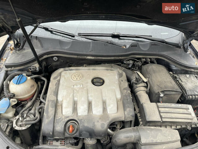 Синий Фольксваген Пассат, объемом двигателя 2 л и пробегом 287 тыс. км за 6850 $, фото 34 на Automoto.ua
