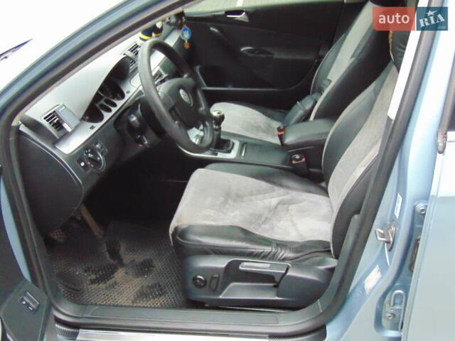 Синий Фольксваген Пассат, объемом двигателя 2 л и пробегом 230 тыс. км за 6300 $, фото 21 на Automoto.ua