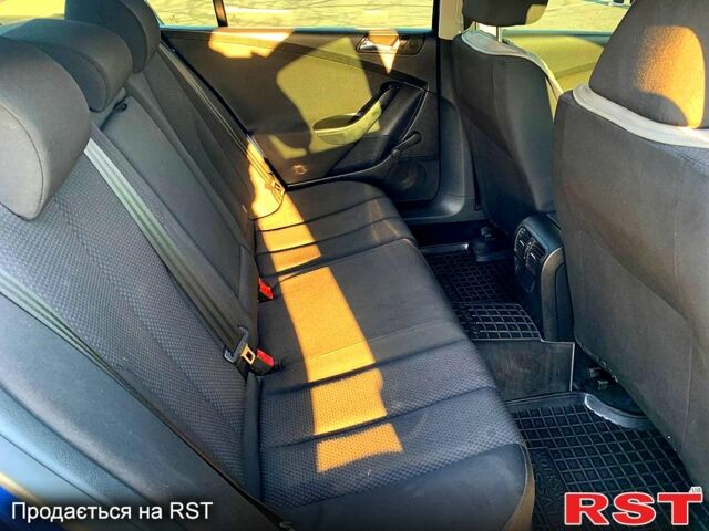 Синий Фольксваген Пассат, объемом двигателя 1.6 л и пробегом 250 тыс. км за 5800 $, фото 5 на Automoto.ua