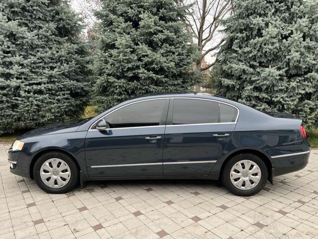 Синий Фольксваген Пассат, объемом двигателя 2 л и пробегом 300 тыс. км за 5700 $, фото 1 на Automoto.ua