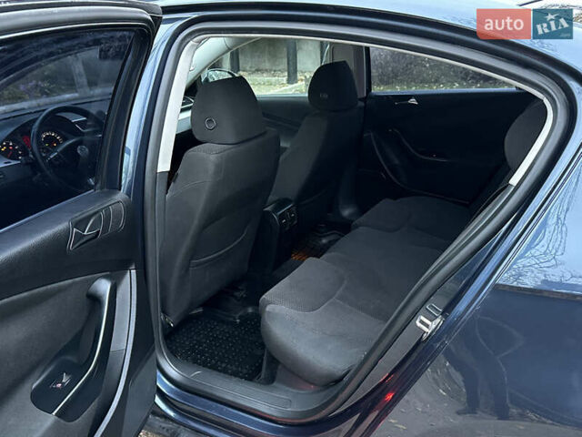 Синий Фольксваген Пассат, объемом двигателя 1.8 л и пробегом 208 тыс. км за 5900 $, фото 13 на Automoto.ua