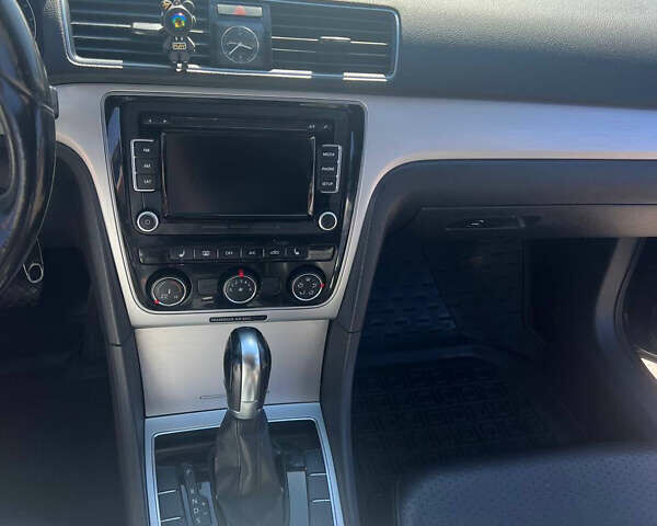 Синий Фольксваген Пассат, объемом двигателя 2.5 л и пробегом 200 тыс. км за 10000 $, фото 14 на Automoto.ua