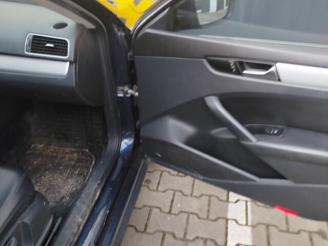 Синий Фольксваген Пассат, объемом двигателя 2.5 л и пробегом 240 тыс. км за 8000 $, фото 22 на Automoto.ua