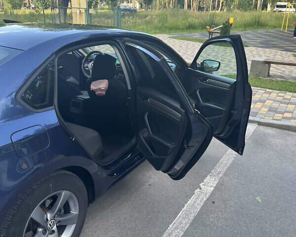 Синий Фольксваген Пассат, объемом двигателя 1.8 л и пробегом 236 тыс. км за 10000 $, фото 6 на Automoto.ua