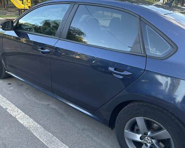 Синий Фольксваген Пассат, объемом двигателя 1.8 л и пробегом 236 тыс. км за 10000 $, фото 4 на Automoto.ua