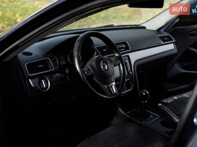 Синий Фольксваген Пассат, объемом двигателя 2.5 л и пробегом 170 тыс. км за 10700 $, фото 15 на Automoto.ua