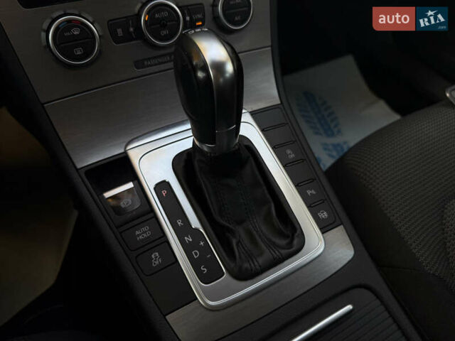 Синий Фольксваген Пассат, объемом двигателя 1.6 л и пробегом 266 тыс. км за 11000 $, фото 25 на Automoto.ua