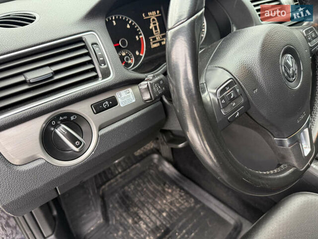 Синій Фольксваген Пассат, об'ємом двигуна 2 л та пробігом 220 тис. км за 11999 $, фото 13 на Automoto.ua