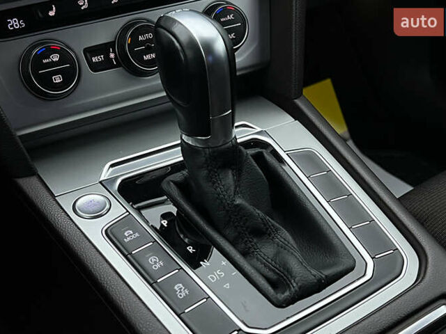 Синий Фольксваген Пассат, объемом двигателя 1.8 л и пробегом 149 тыс. км за 14500 $, фото 14 на Automoto.ua