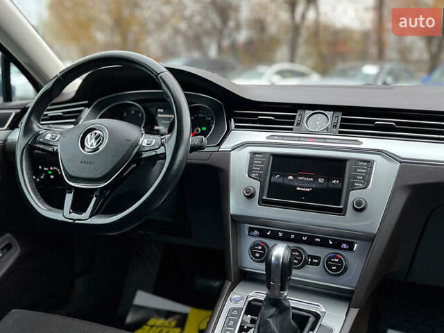 Синий Фольксваген Пассат, объемом двигателя 1.8 л и пробегом 149 тыс. км за 14500 $, фото 17 на Automoto.ua