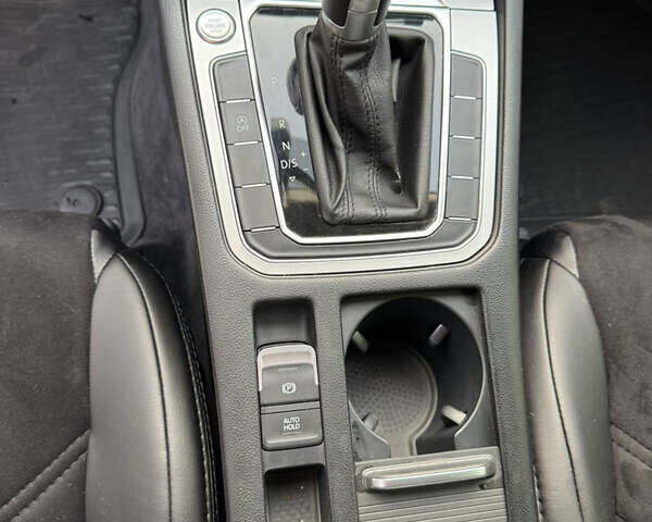 Синий Фольксваген Пассат, объемом двигателя 1.97 л и пробегом 266 тыс. км за 14700 $, фото 28 на Automoto.ua