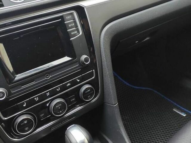 Синий Фольксваген Пассат, объемом двигателя 1.8 л и пробегом 157 тыс. км за 12999 $, фото 6 на Automoto.ua