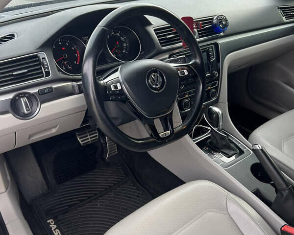 Синий Фольксваген Пассат, объемом двигателя 1.8 л и пробегом 100 тыс. км за 15200 $, фото 15 на Automoto.ua