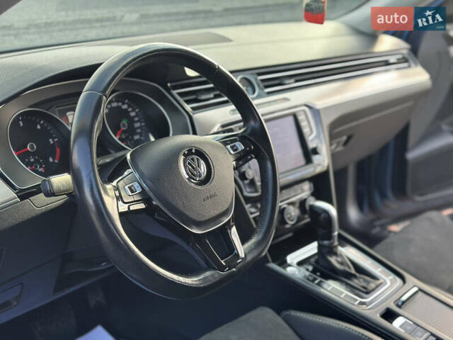 Синій Фольксваген Пассат, об'ємом двигуна 2 л та пробігом 262 тис. км за 16999 $, фото 16 на Automoto.ua