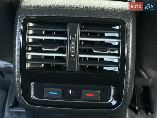 Синій Фольксваген Пассат, об'ємом двигуна 2 л та пробігом 262 тис. км за 16999 $, фото 25 на Automoto.ua