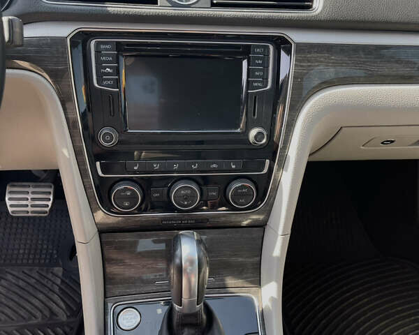 Синій Фольксваген Пассат, об'ємом двигуна 1.8 л та пробігом 226 тис. км за 12999 $, фото 8 на Automoto.ua