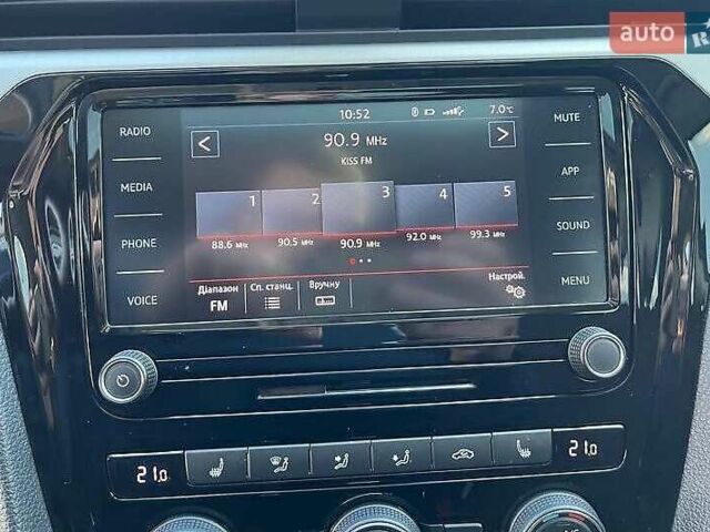 Фольксваген Пассат 2021 в Львове на Automoto.ua Синий Фольксваген Пассат, объемом двигателя 1.98 л и пробегом 37 тыс. км за 25000 $, фото 25 на Automoto.ua