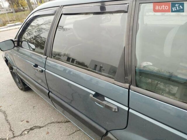 Синий Фольксваген Пассат, объемом двигателя 1.8 л и пробегом 350 тыс. км за 3500 $, фото 4 на Automoto.ua