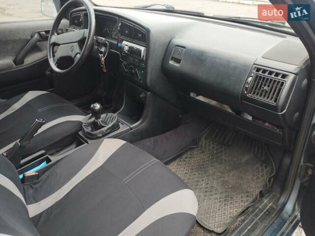 Синий Фольксваген Пассат, объемом двигателя 1.8 л и пробегом 350 тыс. км за 3500 $, фото 12 на Automoto.ua