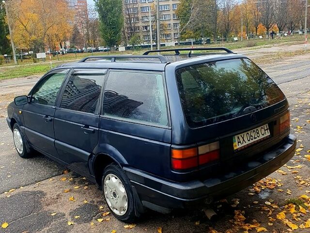 Синий Фольксваген Пассат, объемом двигателя 1.8 л и пробегом 300 тыс. км за 1150 $, фото 4 на Automoto.ua