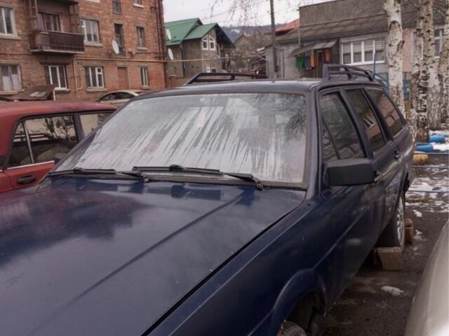 Синій Фольксваген Пассат, об'ємом двигуна 1.6 л та пробігом 300 тис. км за 400 $, фото 1 на Automoto.ua