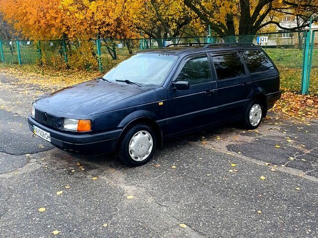 Синий Фольксваген Пассат, объемом двигателя 1.8 л и пробегом 300 тыс. км за 1150 $, фото 1 на Automoto.ua