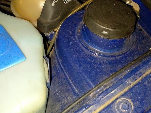 Синий Фольксваген Пассат, объемом двигателя 1.8 л и пробегом 220 тыс. км за 2200 $, фото 4 на Automoto.ua