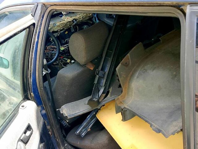 Синій Фольксваген Пассат, об'ємом двигуна 2.7 л та пробігом 200 тис. км за 500 $, фото 5 на Automoto.ua