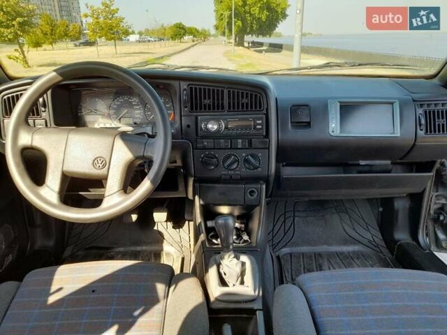 Синий Фольксваген Пассат, объемом двигателя 1.8 л и пробегом 392 тыс. км за 1750 $, фото 9 на Automoto.ua