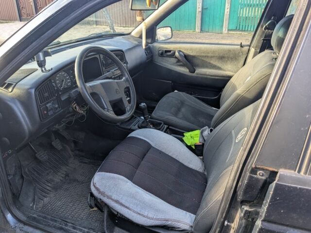 Синий Фольксваген Пассат, объемом двигателя 1.6 л и пробегом 414 тыс. км за 1500 $, фото 5 на Automoto.ua