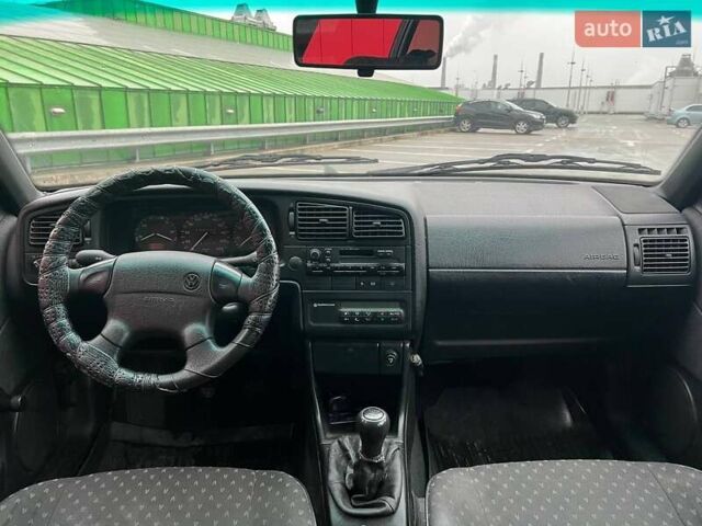 Синій Фольксваген Пассат, об'ємом двигуна 1.8 л та пробігом 245 тис. км за 2490 $, фото 12 на Automoto.ua