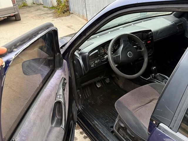 Синий Фольксваген Пассат, объемом двигателя 2 л и пробегом 468 тыс. км за 1850 $, фото 3 на Automoto.ua