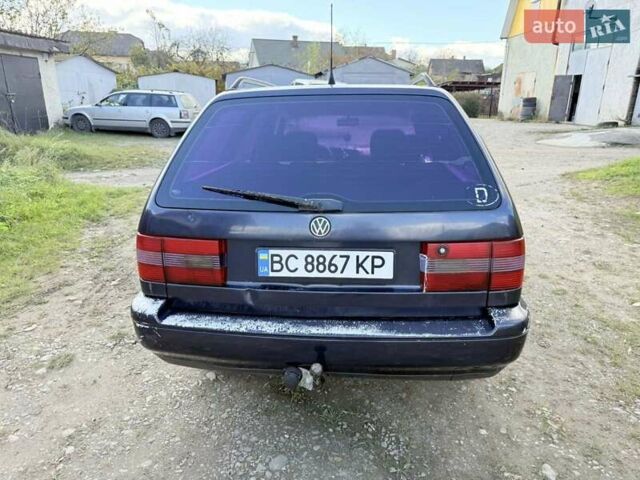 Синий Фольксваген Пассат, объемом двигателя 2 л и пробегом 300 тыс. км за 1850 $, фото 4 на Automoto.ua